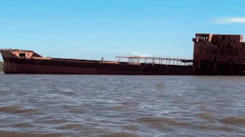 La crecida del río Paraná arrastró un barco de 107 metros que llevaba años amarrado