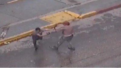 Se enfrentó a cintazos con dos cuidacoches que quisieron cobrarle por estacionar
