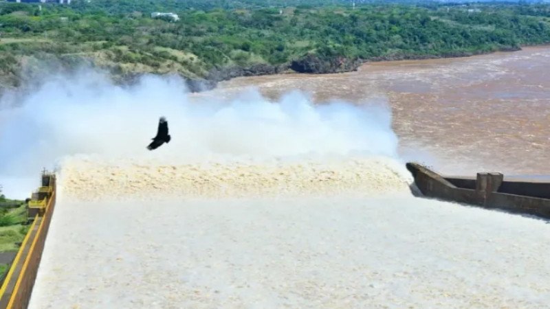 Itaipú reabrió sus compuertas y descarga 3,1 millones de litros por segundo